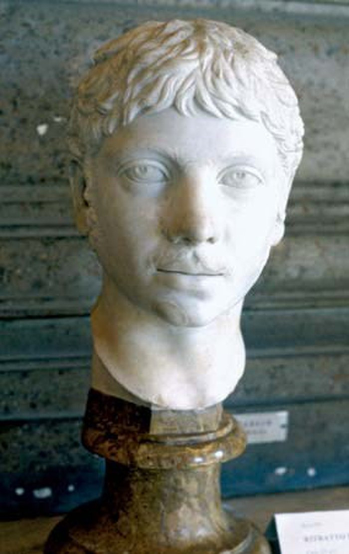 Hoàng đế Elagabalus được tuyên bố là con trai ngoài giá thú của ông hoàng Caracalla. Do vậy, ông hoàn toàn xứng đáng với ngai vàng.