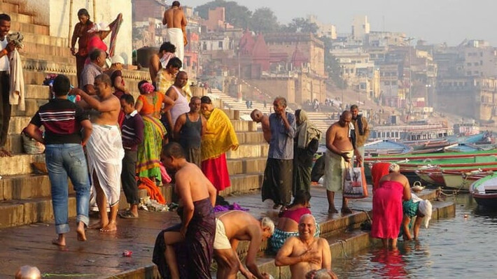 Người dân ở thành phố linh thiêng Varanasi hiện vẫn thực hiện những nghi lễ, tập tục truyền thống như tắm gội, tẩy trần tại dòng sông Hằng.