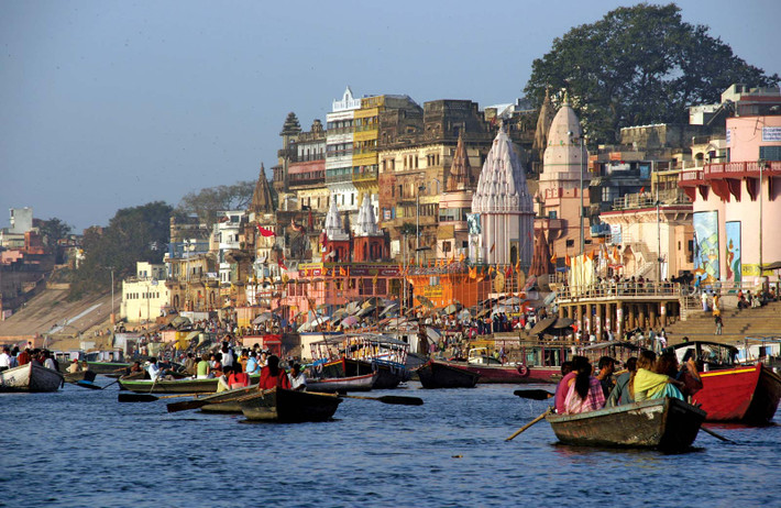 Thành phố cổ Varanasi còn được biết đến với các tên gọi như "thành phố của các đền đài" bởi nơi đây có hơn 2.000 ngôi đền.