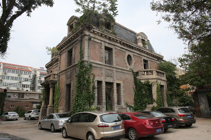 Cụ thể, người dân địa phương truyền tai nhau những câu chuyện rùng rợn về ngôi nhà.