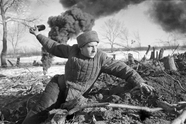 Tháng 10/1944, đơn vị của Leonov bí mật đặt chân đến vùng lãnh thổ bị Đức quốc xã chiếm đóng gần Petsamo ở miền bắc Phần Lan. Sau cuộc hành quân 2 ngày xuyên qua lãnh thổ địch chiếm đóng, đơn vị của Leonov bất ngờ tấn công một pháo đội phòng không của Hitler và chiếm được Petsamo.