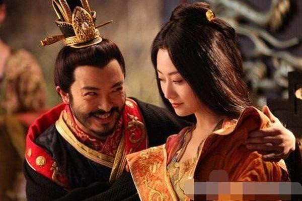 Nhiều người lầm tưởng rằng hoàng đế có hậu cung đồ sộ như vậy sẽ không bao giờ có chuyện phải ngủ một mình.