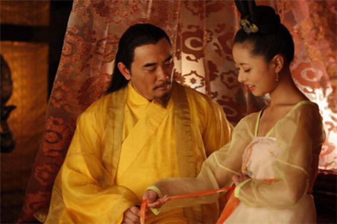 Vào mỗi buổi tối, các ông hoàng sẽ quyết định xem chọn người nào hầu hạ chuyện "giường chiếu".