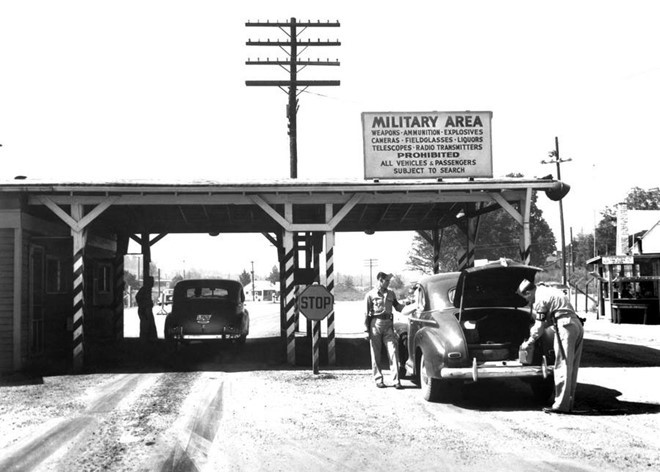 Vào đầu những năm 1940, Mỹ triển khai Dự án Manhattan: chế tạo quả bom nguyên tử đầu tiên. Để tiến hành dự án này, chính phủ Mỹ âm thầm thu mua mảnh đất rộng hơn hơn 243 km2 tại phía đông Tennessee.