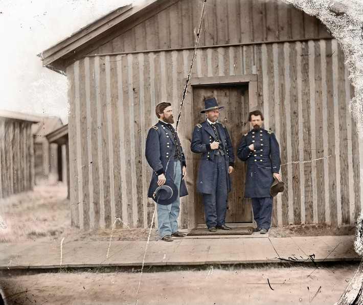 Trước khi trở thành Tổng thống Mỹ, Ulysses S. Grant (giữa ảnh) là vị tướng tài ba của miền Bắc trong cuộc nội chiến Mỹ. Ảnh chụp năm 1865.