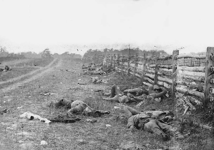 Hình ảnh ám ảnh thi thể những người lính tử trận trên chiến trường Antietam, Maryland tháng 9/1862.