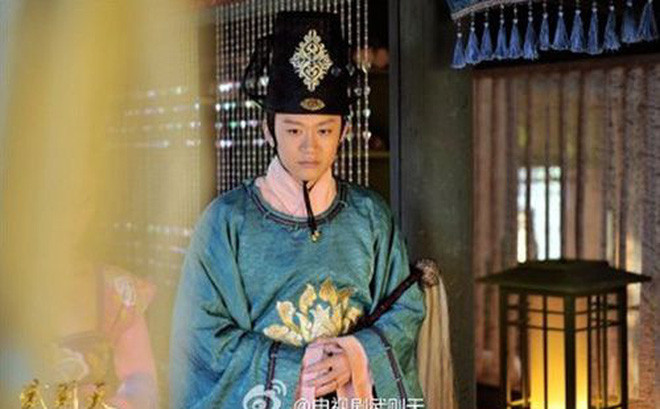 Hoạn quan thường xuất hiện với hình ảnh cầm một cây phất trần trong tay. Đây gần như một món đồ bất ly thân đối với thái giám.
