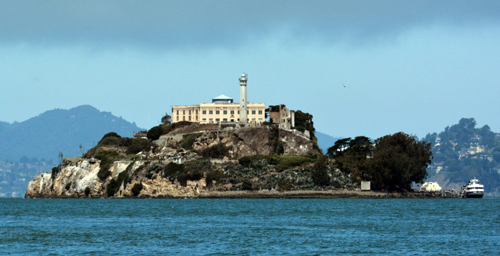 Alcatraz được xem là nhà tù kiên cố nhất nước Mỹ cũng như thế giới. Lịch sử ghi nhận một cuộc vượt ngục táo bạo xảy ra năm 1962 là trường hợp duy nhất thành công tại nhà tù Alcatraz.
