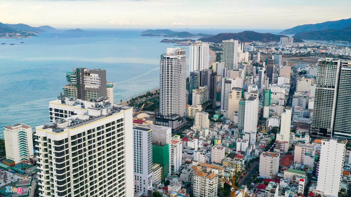 Khánh Hòa được coi là một trong những nơi bùng nổ xây dựng condotel sớm nhất và lớn nhất trên cả nước. Ước tính, trong giai đoạn 2016-2018 đã có khoảng 30.000 căn condotel được xây dựng và mở bán trên thị trường. Trong đó, riêng khu vực Nha Trang đã có hàng chục tòa condotel được xây dựng dọc ven biển và trung tâm thành phố, cao 30-40 tầng.