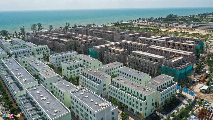 Ngoài Cam Ranh, Phú Quốc cũng là địa điểm thu hút nhiều doanh nghiệp bất động sản lớn cả nước đầu tư xây dựng condotel, biệt thự biển để bán. Các doanh nghiệp lớn đã và đang xây dựng hàng chục dự án lớn, trong đó loại hình nhà phố (shophouse) được xây dựng nhiều tại đây.