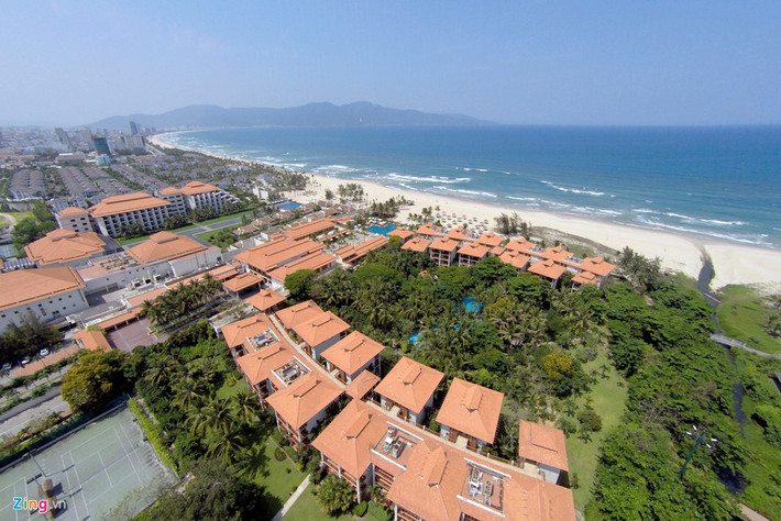 Tại miền Trung, Đà Nẵng cũng nằm trong số những khu vực bùng nổ condotel. Theo thống kê của CBRE, tính đến hết tháng 7/2017, tổng số nguồn cung condotel trên địa bàn Đà Nẵng là 6.715 căn. Tâm điểm phát triển phải kể đến cung đường resort 5 sao Trường Sa - Hoàng Sa, kéo dài từ quận Sơn Trà đến Ngũ Hành Sơn.