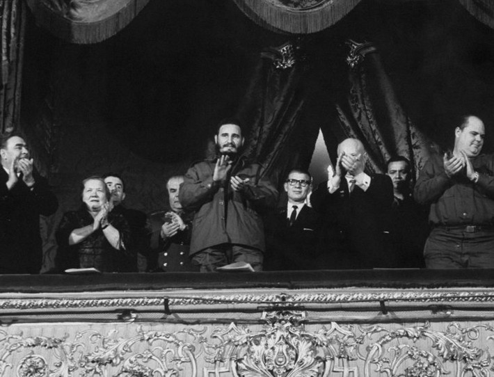 Ông Fidel Castro cùng các quan chức Liên Xô tham dự một sự kiện được tổ chức long trọng tại Moscow năm 1963.