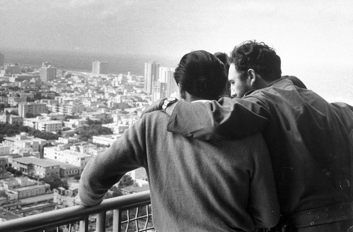Ông Castro ở bên những người bạn tại ban công khách sạn Hilton, Havana năm 1959.