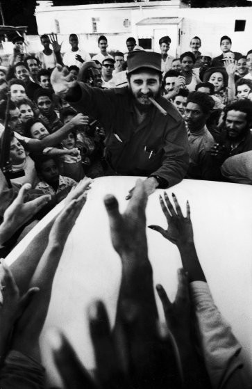 Nhà lãnh đạo Castro bắt tay người dân trong không khí hân hoan mừng chiến thắng. Ông trở thành Thủ tướng Cuba năm 1959.