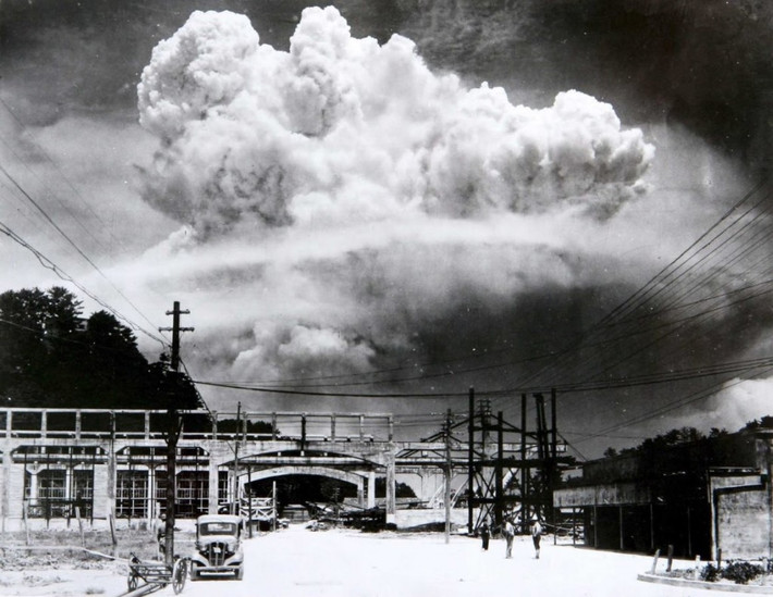 7. Đám mây hình nấm khổng lồ hình thành từ vụ nổ bom nguyên tử tại Nagasaki, Nhật Bản năm 1945. Thảm kịch tồi tệ này đã cướp đi sinh mạng của hàng chục ngàn người.