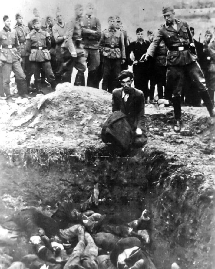 2. Bức ảnh "người Do Thái cuối cùng ở Vinnitsa" năm 1941 hé lộ sự thật tàn khốc. Trong ảnh là một người đàn ông Do Thái quỳ trước một ngôi mộ tập thể ở Vinnitsa, Ukraine năm 1941. Một thành viên của Einsatzgruppe D - đơn vị bán quân sự của lực lượng SS thuộc Đức quốc xã - chuẩn bị bắn chết người đàn ông này. Vào thời điểm trên, khoảng 28.000 người Do Thái ở Vinnitsa và các khu vực lân cận bị phát xít Đức thảm sát kinh hoàng.