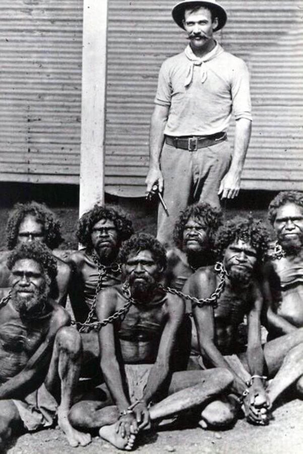6. Hình ảnh quặn lòng những thổ dân Australia bị xiềng xích tại nhà tù Wyndham năm 1902.