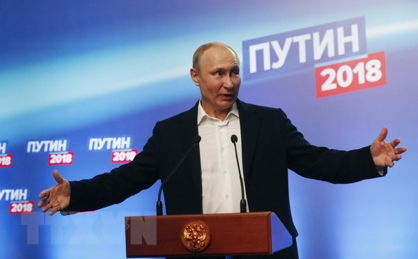 Vì vậy, vào năm 1970, ông Putin (khi ấy 18 tuổi) theo học khoa Luật - Đại học Leningrad. Theo một số nguồn tin, khoa Luật khi ấy thực chất là cái nôi đào tạo nhân tài của KGB. Chính bản thân ông Putin từng thừa nhận, KGB có ý định tuyển dụng ông trước khi tốt nghiệp đại học năm 1975.