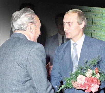 Sự nghiệp điệp viên của ông Putin được manh nha ngay từ khi ông còn nhỏ. Cụ thể, trong một bài văn viết khi học tiểu học, Tổng thống Putin viết rằng, bản thân ước mơ trở thành điệp viên để cống hiến cho lợi ích quốc gia và nhân dân.