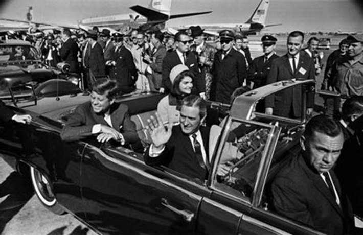 Ngay sau khi Tổng thống Kennedy bị ám sát, cảnh sát, FBI tích cực truy lùng hung thủ và bắt giữ được Lee Harvey Oswald.