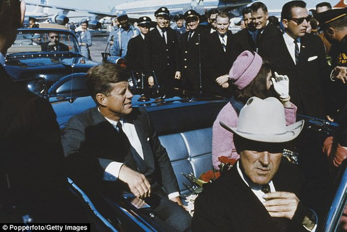 Chính vì Tổng thống Kennedy biết nhiều thông tin về UFO nên ông bị người ngoài hành tinh ám sát nhằm tránh tiết lộ bí mật. Video: Tưởng niệm 50 năm ngày Tổng thống Kennedy bị ám sát (nguồn: VCT14)
