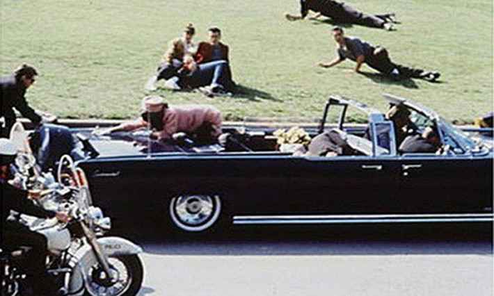 Thế nhưng, một thuyết âm mưu cho rằng, cái chết của Tổng thống Kennedy có liên quan đến người ngoài hành tinh.