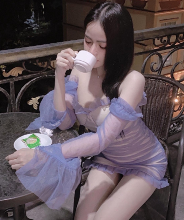 Dạo quanh trang cá nhân của Preeyanooch Khochapuak, có thể thấy được phong cách thời trang của cô nàng khá bánh bèo nhưng cũng gợi cảm.