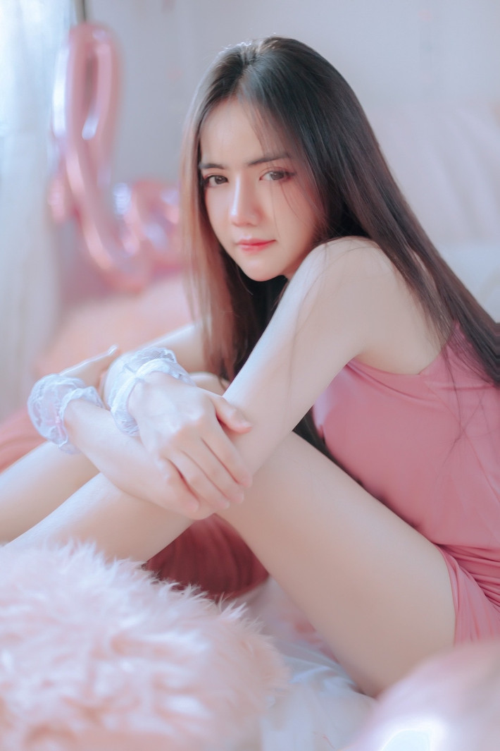 Trước đó, bộ ảnh với tông hồng của Preeyanooch Khochapuak từng được tung hô trên nhiều diễn đàn, trang mạng.