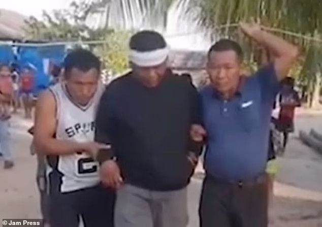 Không ngờ trong quá trình tìm kiếm, nhóm khai thác mỏ trái phép bị tưởng nhầm là người ngoài hành tinh. Sau khi biết bị hiểu nhầm, nhóm này quyết định biến giả thành thật.