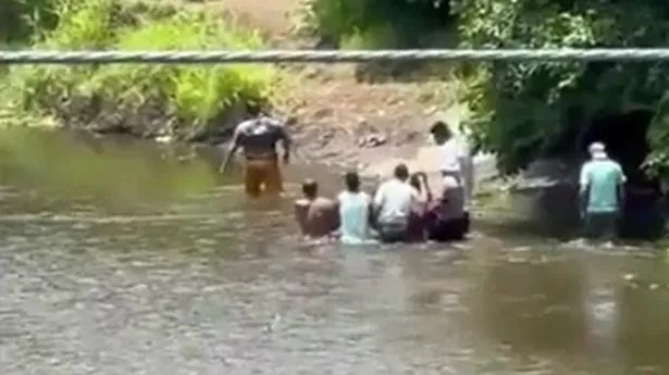 Theo báo chí địa phương, cầu thủ Jesus Lopez Ortiz đến sông Canias tại tỉnh Guanacaste, Costa Rica, để tắm mát. Nào ngờ anh lại bị cá sấu tấn công.