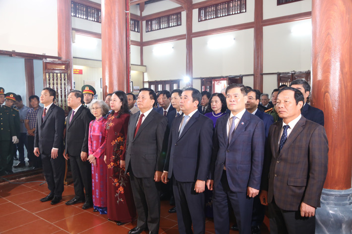 Các đại biểu dành một phút tưởng nhớ công lao to lớn của cố Phó Chủ tịch nước Nguyễn Lương Bằng đối với Đảng, đất nước và quê hương Hải Dương