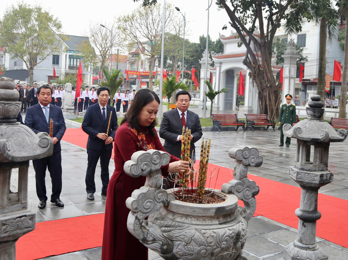 Bà Võ Thị Ánh Xuân, Ủy viên Trung ương Đảng, quyền Chủ tịch nước dâng hương tại Nhà tưởng niệm cố Phó Chủ tịch nước Nguyễn Lương Bằng.