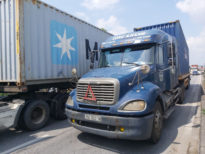 Hiện CSGT Công an TP Hải Dương đang phối hợp với các đơn vị chức năng khám nghiệm hiện trường, tử thi điều tra làm rõ nguyên nhân vụ tai nạn.