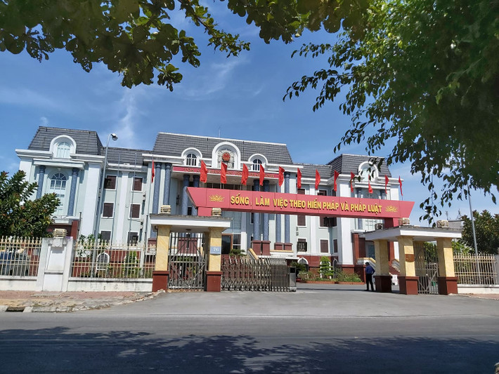 Trước đó tại phiên tòa sơ thẩm ngày 19/6, bị cáo Lại Thị Kiều Trang vắng mặt vì sức khỏe không đảm bảo nên đại diện Viện kiểm sát nhân dân tỉnh Thái Bình đã đề nghị hoãn xử và được HĐXX chấp nhận, quyết định mở lại phiên tòa vào sáng nay.