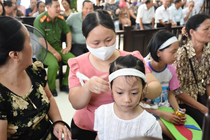 Nhiều người thân gia đình bị hại có mặt tại tòa mang theo di ảnh của nạn nhân. Người nhà nạn nhân không còn biểu hiện bức xúc như phiên tòa trước. Họ ngồi lặng lẽ tại phiên tòa.