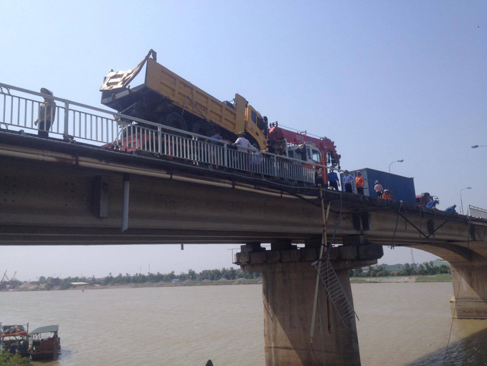 Ngay khi nhận được tin báo, lực lượng chức năng đã đến hiện trường điều tra nguyên nhân dẫn đến vụ việc và trục vớt chiếc xe bị nạn.