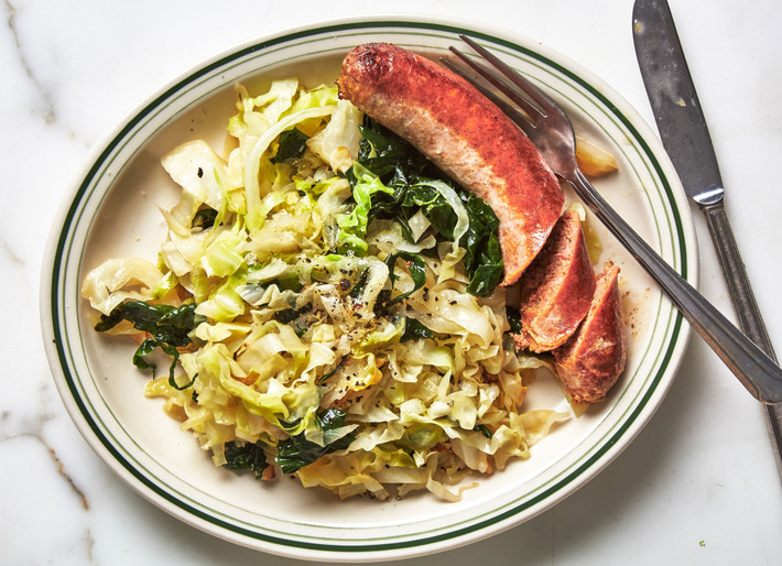 Làm salad xúc xích.