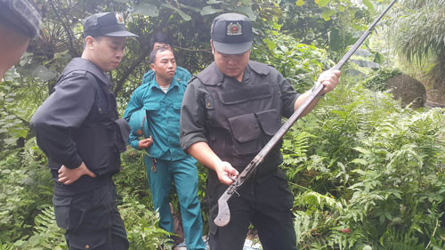 Lực lượng công an thu giữ khẩu súng mà Tẩn Láo Lở mang theo khi bỏ trốn.