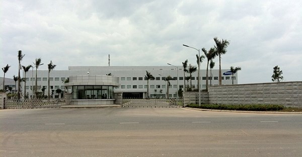 Mới đây, vụ việc nữ công nhân Lưu Thanh T (22 tuổi, quê tại Yên Định, Thanh Hóa) khi đang làm việc tại nhà máy Samsung Thái Nguyên bỗng ngất xỉu và tử vong trong bệnh viện vào ngày 31/8/2016 đã khiến dư luận xôn xao. Những nghi ngại về việc nữ công nhân tử vong do nhiễm độc đã bị đại diện Samsung Việt Nam bác bỏ vì cho răng không có cơ sở. "Chị T là nhân viên của công ty Samsung nhưng mới làm tại Samsung được 4 tháng. Bắt đầu vào làm từ tháng 5/2016. Nhân viên này làm ở phòng Sạch của nhà máy. Do là mới làm nên đang trong quá trình đào tạo công việc. Công việc chủ yếu chỉ là phát quần áo, đồng phục của các nhân viên ở phòng Sạch. Không có cơ sở nói T nhiễm độc", vị đại diện này cho biết.
