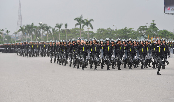 Các chiến sỹ CSCĐ Hà Nội còn được trang bị gậy điện, lá chắn, sẵn sàng cho các tình huống.