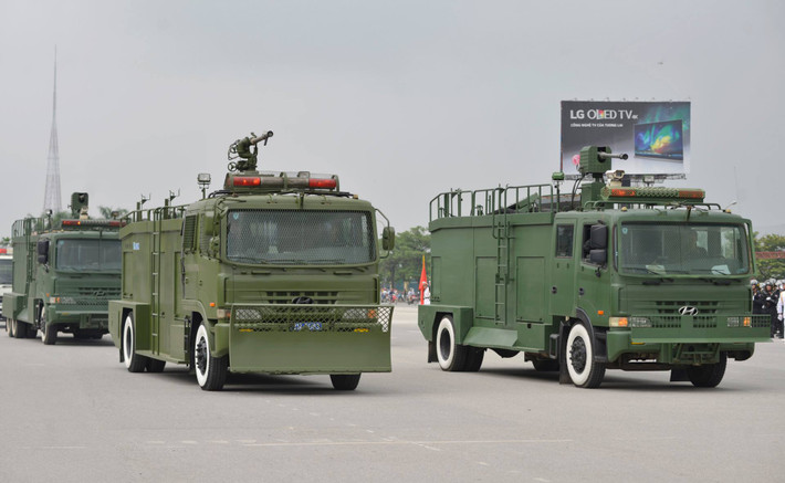 Xe phun nước chống bạo loạn, chuyên dùng cho nhiệm vụ chống gây rối, bạo loạn và các tình huống đột xuất khác như thiên tai, cháy nổ cũng được trang bị.