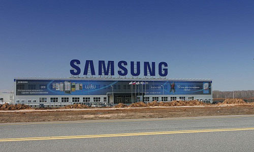 Trước đó, Samsung Thái Nguyên đã xảy ra nhiều vụ việc khiến dư luận đặc biệt quan tâm. Như vụ việc Khống chế bảo vệ, cướp tài sản mà báo CAND đưa tin, ngày 5/9/2015, công an Thái Nguyên đã ra quyết định khởi tố vụ án, khởi tố bị can và bắt tạm giam 3 đối tượng về hành vi cướp tài sản tại Công ty cổ phần xây lắp EPC Việt Nam, đơn vị đang thi công xây dựng nhà máy Samsung, thuộc thị xã Phổ Yên (Thái Nguyên). Trước đó, khoảng 1h ngày 26/8, các đối tượng (thuộc thị xã Phổ Yên) đã đột nhập vào công trường nhà máy Samsung, bịt mặt, dùng kiếm khống chế hai bảo vệ, lấy đi hai điện thoại di động.