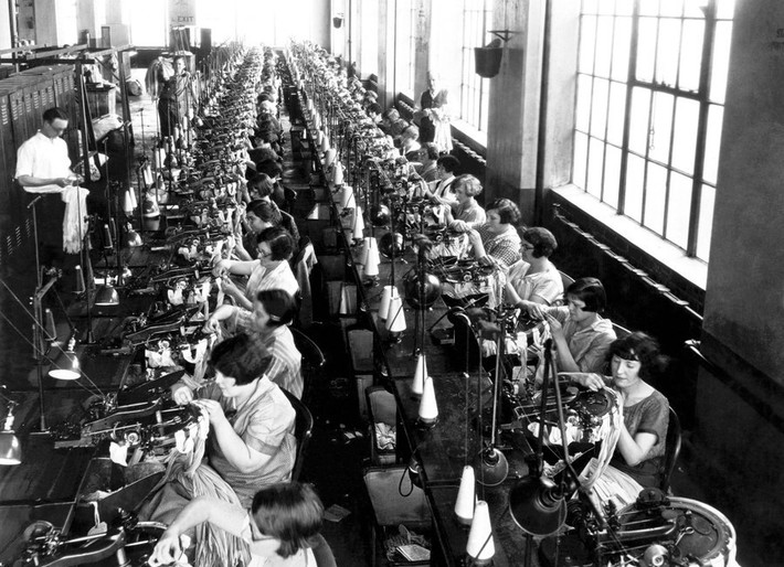 Khung cảnh trong nhà máy dệt lụa ở Philadelphia, Pennsylvania, vào khoảng năm 1922.