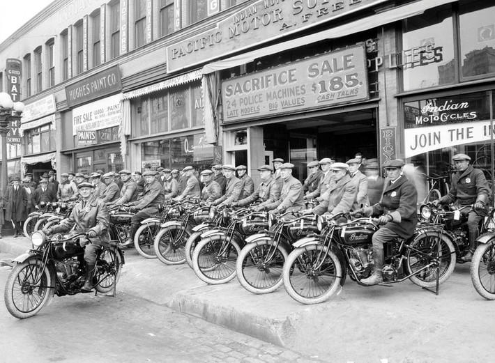 Ngày 15/4/1922, đội mô tô Los Angeles với đội mô tô Ấn Độ, tất cả đã sẵn sàng và chờ lên đường.
