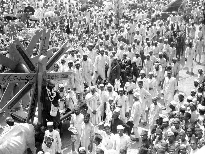 Một đám rước thần Gandhi vào tháng 8/1922 ở Ấn Độ.