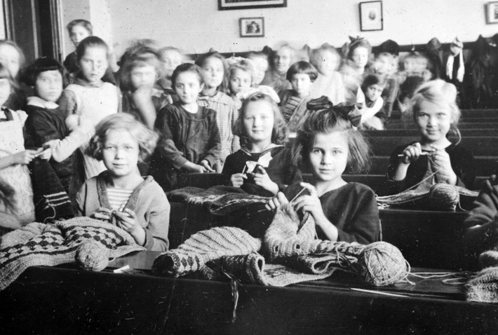 Ngày 8/3/1922, các nữ sinh cấp 2 ở vùng Vinohrady, thành phố Prague, Tiệp Khắc, đan áo len gửi cho Hội chữ thập đỏ thiếu niên, nhằm xin viện trợ của Liên Xô.