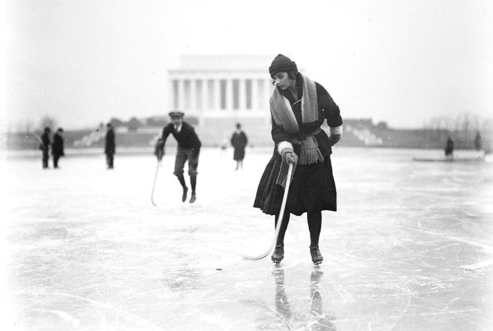 Mọi người trượt băng trước Đài tưởng niệm Lincoln ở Washington vào tháng 1/1922.