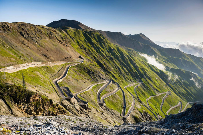 Đèo Stelvio, Italy: Đường đèo Stelvio nằm ở độ cao 2,757m so với mực nước biển, là đường đèo trải nhựa cao nhất châu Âu. Có chiều dài 22 km với 48 khúc cua tay áo, dốc và nguy hiểm, Stelvio có mặt trong danh sách những cung đường nguy hiểm nhất thế giới.