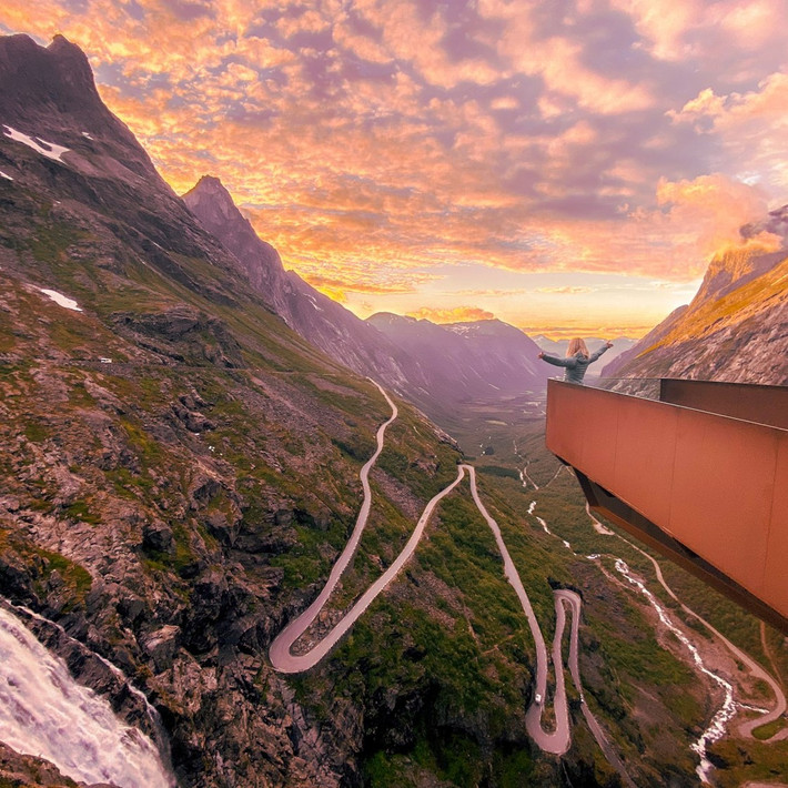 Đường Trollstigen, Na Uy: Giữa thiên nhiên cây xanh tươi tốt và khung cảnh miền núi, đường Trollstigen uốn cong và dốc ngược một cách rất đáng sợ.