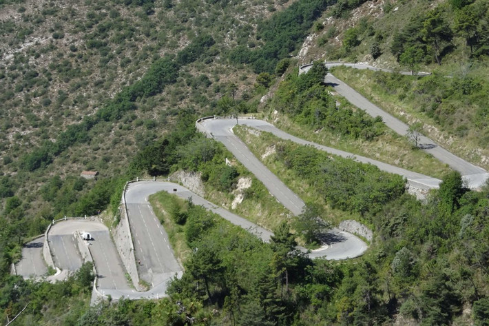 Đường đèo Col De Turini, Pháp: Cung đường nguy hiểm này có tới 34 khúc cua đáng sợ. Những thay đổi thời tiết không lường trước được khiến cho nó trở thành con đường mạo hiểm.